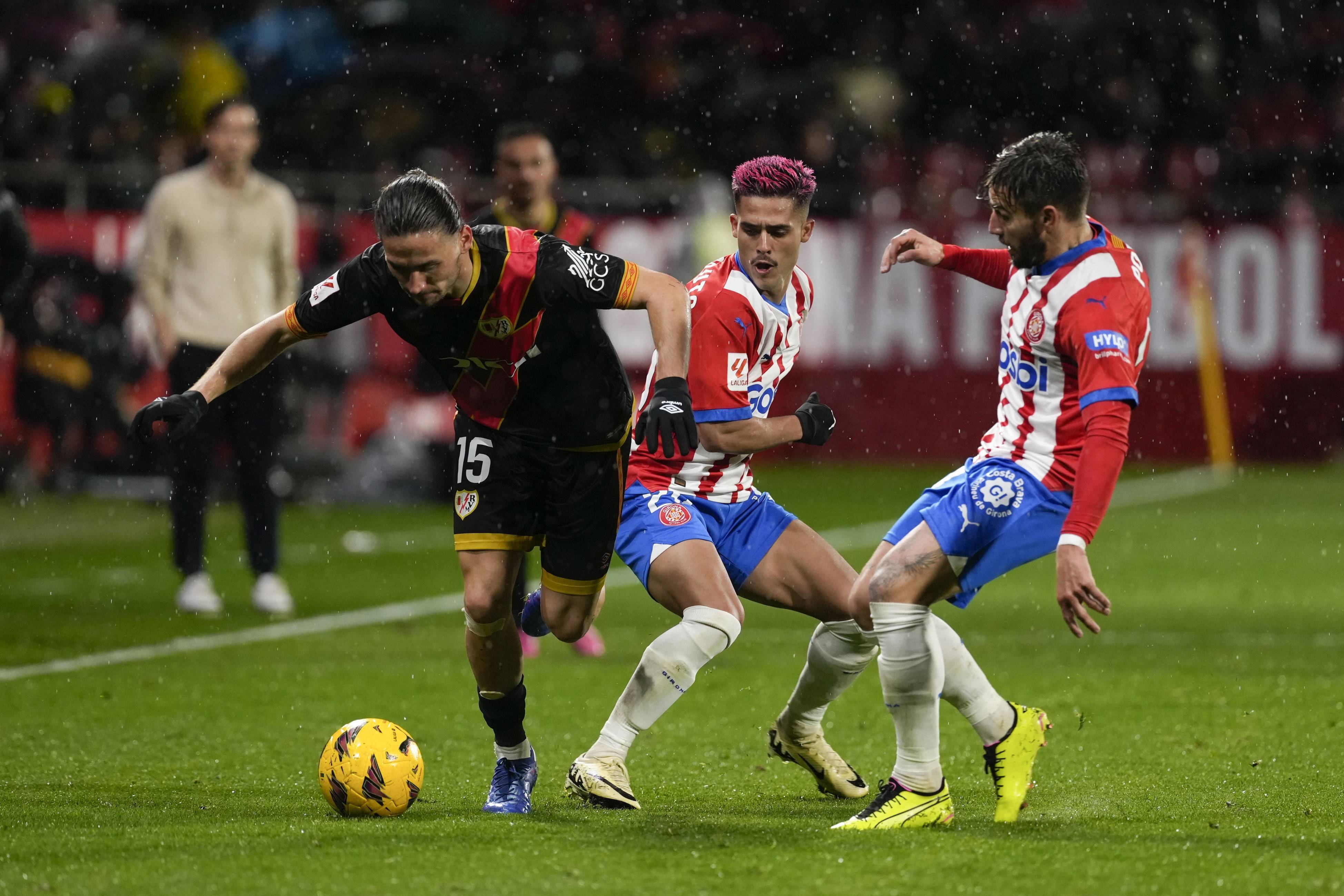 激烈的足球对决激发球迷的热情的简单介绍