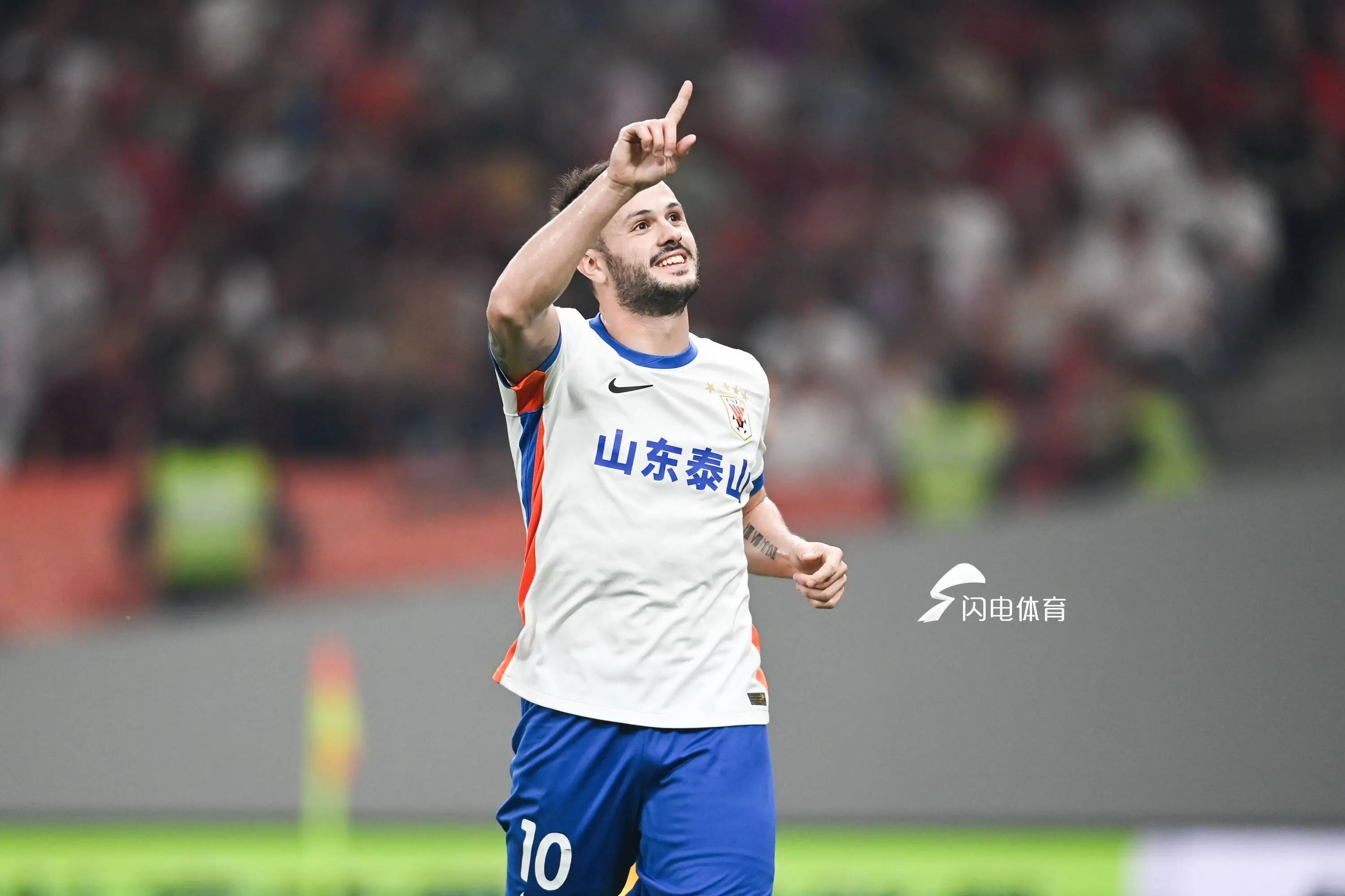 球队主场迎来重要比赛，备受瞩目