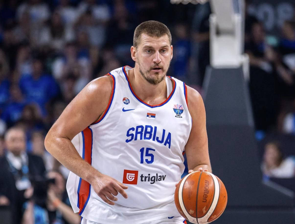 关于德国表现出色，轻松赢得比赛，取得榜首位置的信息