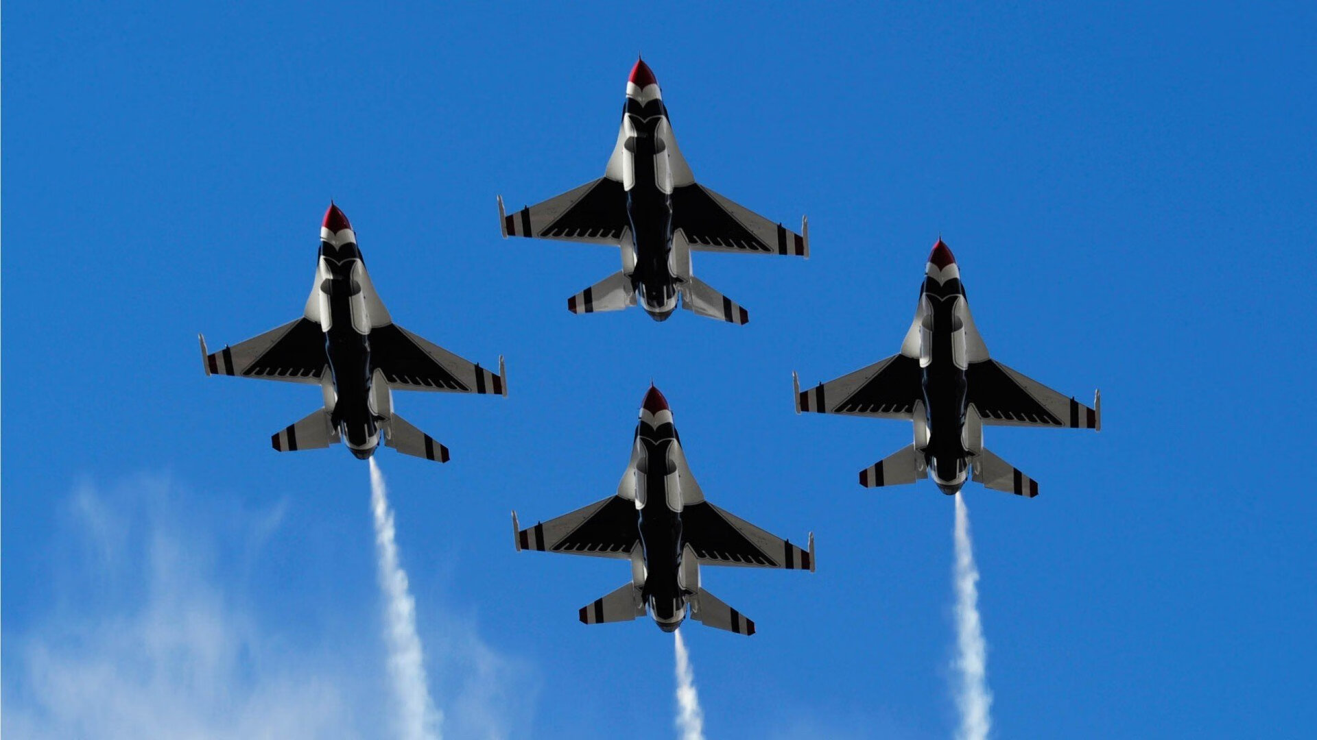 雷火电竞网站-轰鸣与呐喊，当F1划过街道，利物浦已在平行时空稳稳落子